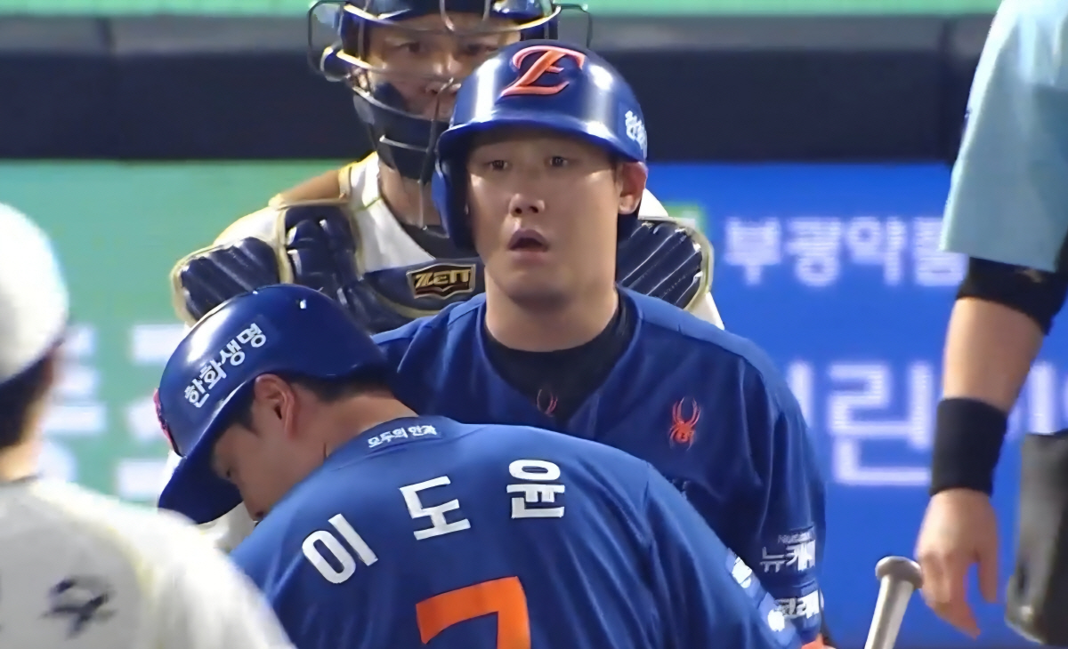 위기도 아닌데 삼진에 대놓고 포효...화낸 타자 잘못인가, 자극한 투수 …