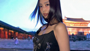 서울 얼굴된 제니, 경북궁→노들섬 대표 명소서 매력 발산…