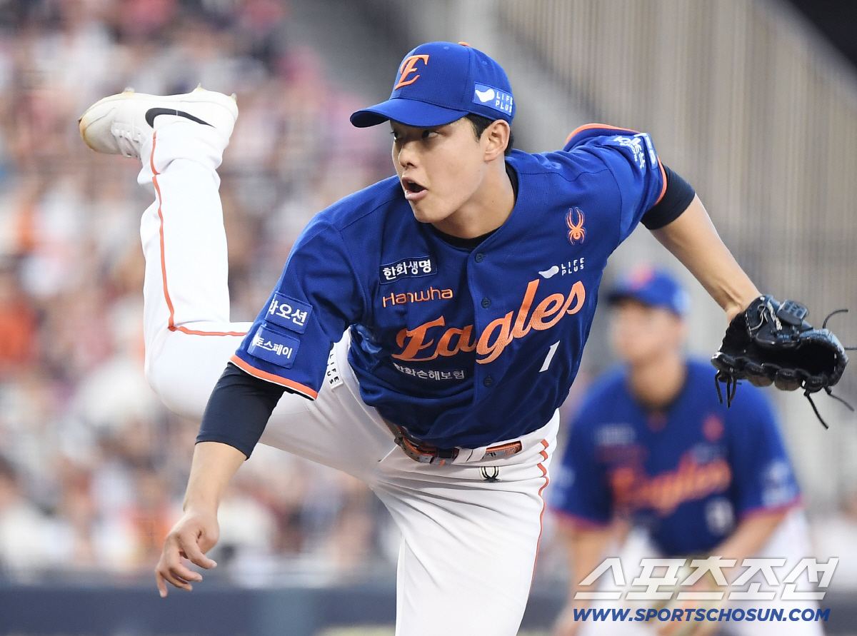 '하늘이 도왔네' 타구 맞은 문동주 천만다행! "이상없다" 소견 → 가슴…