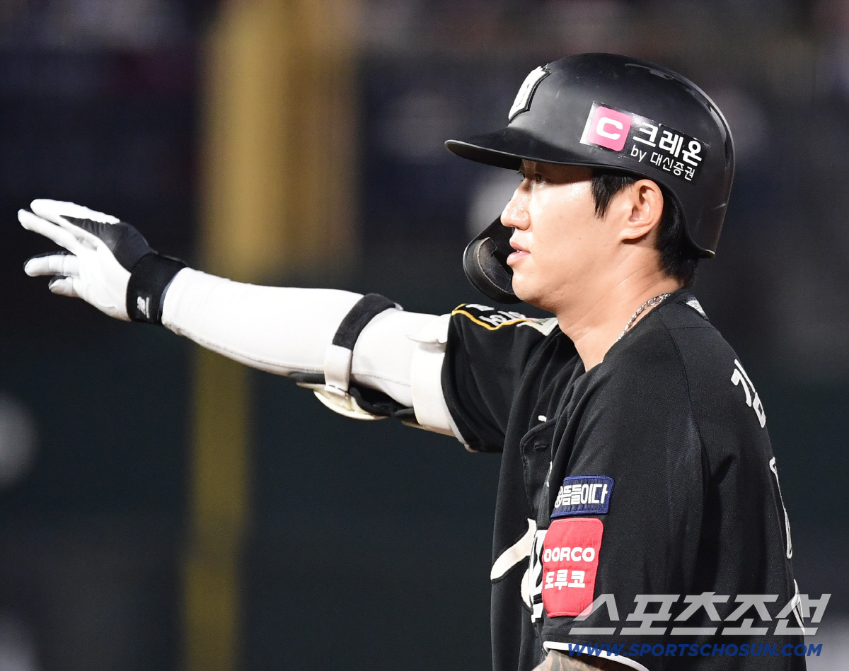 '꼴찌에게 스윕패는 안돼' 번트 실패 김민혁 역전 2루타 반전, 5-3 …