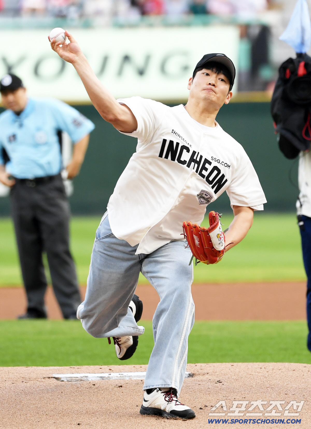 [포토] 최정 KBO 통산 500홈런 공 습득한 조상현 씨 시구