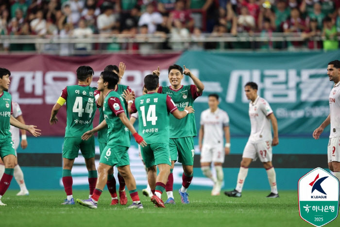 '골잡이 출신' 황선홍의 소신발언 "26경기 치렀는데 13골이 득점 선두…