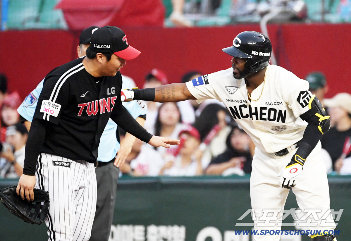 '실수로 그만' 1루수 문보경 발등 찍은 에레디아...미안해서 어쩔 줄 …