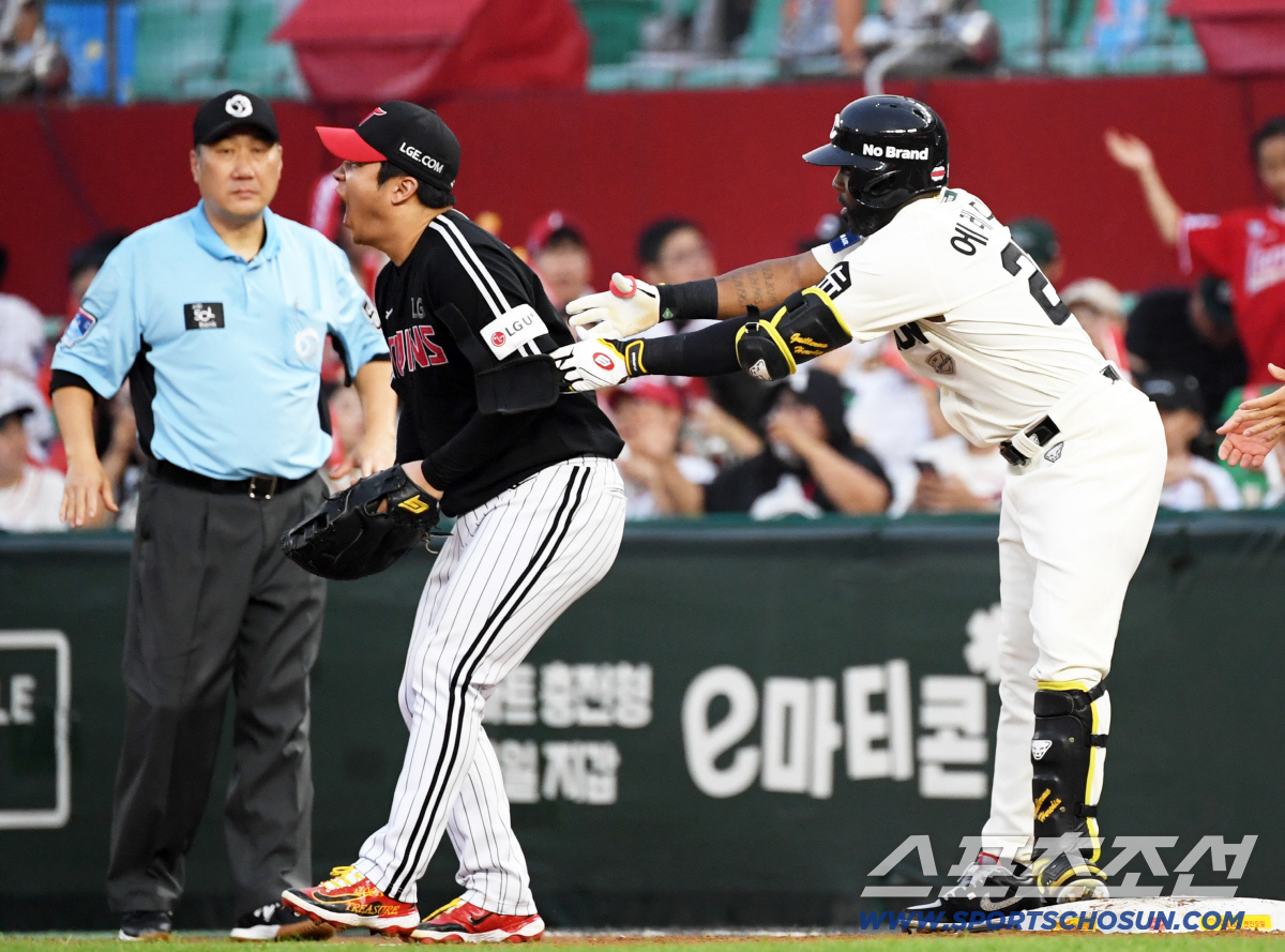 '실수로 그만' 1루수 문보경 발등 찍은 에레디아...미안해서 어쩔 줄 …