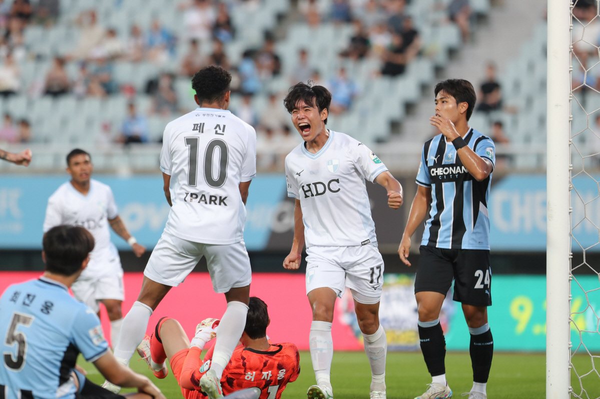 천안시티FC vs 부산아이파크 경기 장면