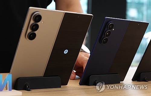 CNBC "삼성, 폴더블폰으로 美 시장점유율 애플 추격"