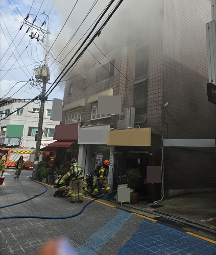 관악구 봉천동 건물서 화재…인명피해 없어