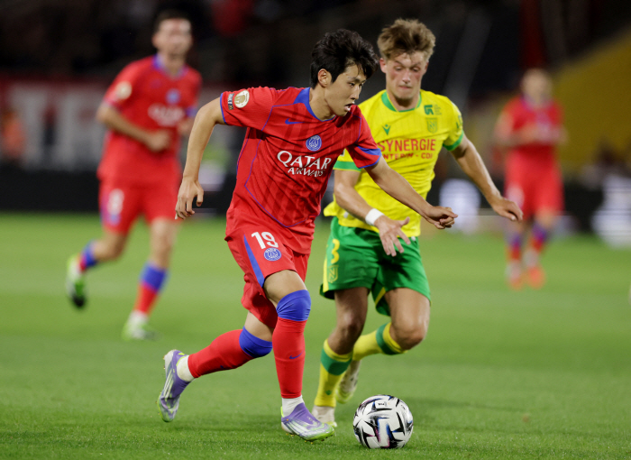 'PSG의 중심으로 떠올랐다' 이강인 리그1 개막선발 61분 소화, 1-0승리 기여. 팀내 평점 3위 호평