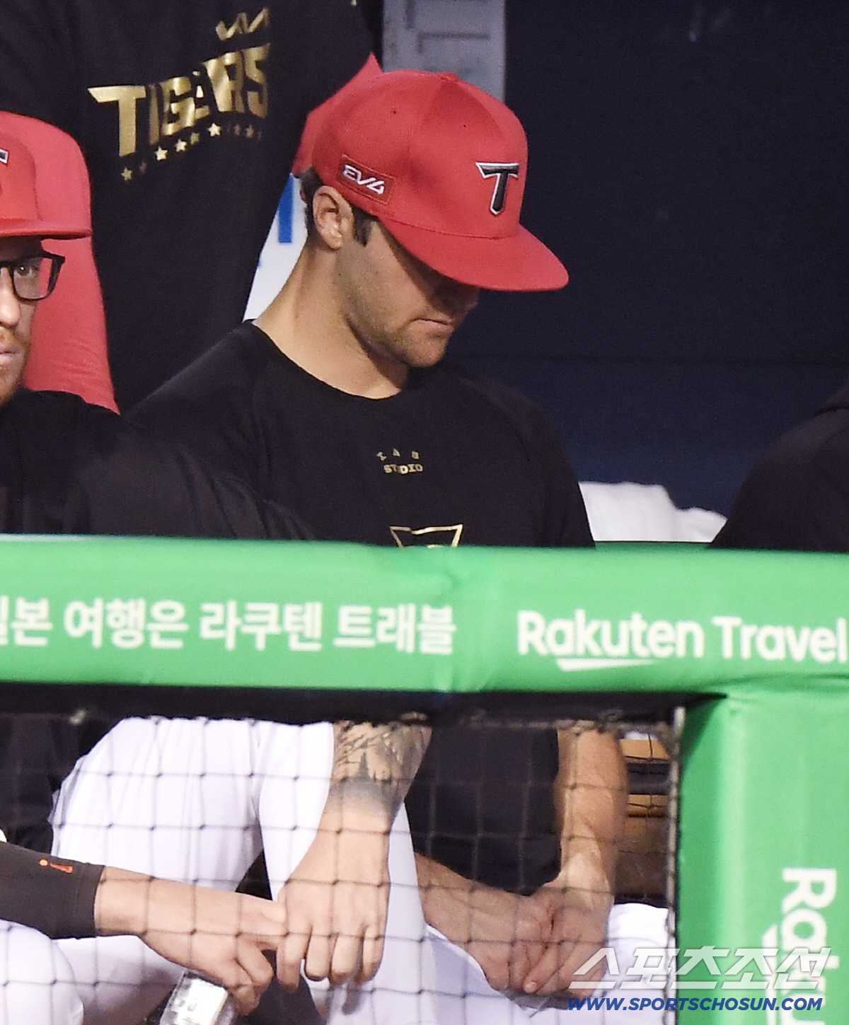 9회 2사 후에도 포기 안한 네일, 희망찬 박수로 단짝 배터리 맞이했다 …