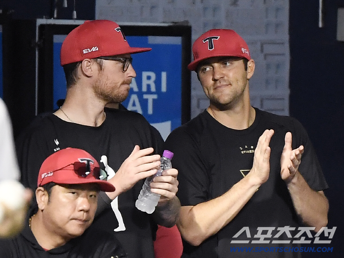 9회 2사 후에도 포기 안한 네일, 희망찬 박수로 단짝 배터리 맞이했다 …