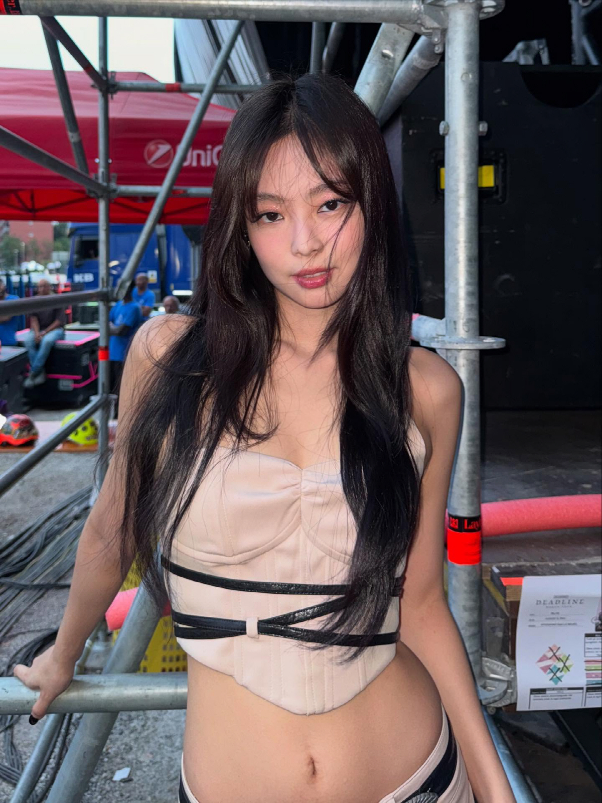 "헬로키티가 왜 저기 붙어있어?"…제니, 밀라노 공연 파격 의상에 '伊현…