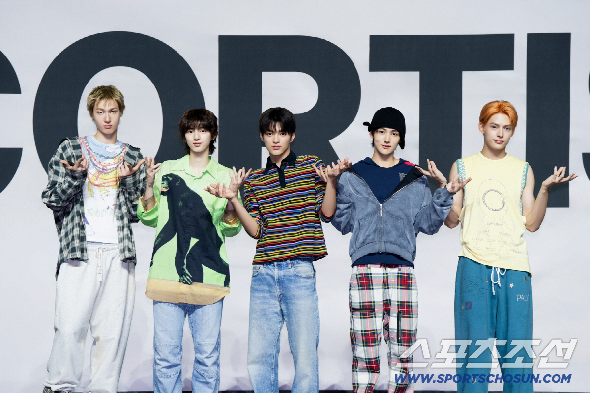 [SC현장] "BTS-TXT 동생그룹, 부담 되지만"…코르티스, 빅히트 …