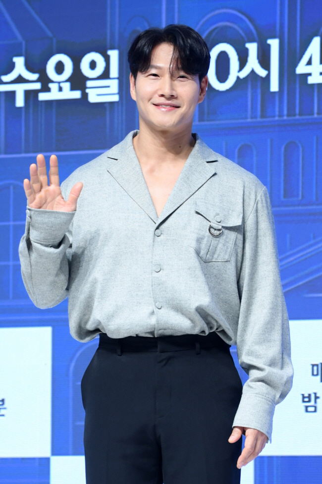 장가가는 김종국, 런닝맨 촬영 중 결혼 소식 전해 “앨범은 못 만들고 반쪽만 만들었다”