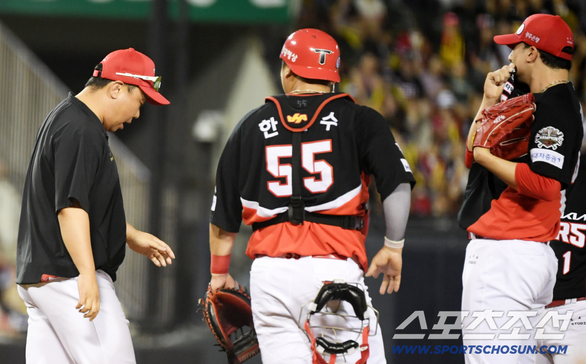 FA 반쪽이 시대 '하향평준화' 5위 경쟁, 재미 아닌 재난 상황...1…