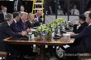 트럼프-젤렌스키-유럽 정상, '우크라 안보 보장·영토교환' 논의