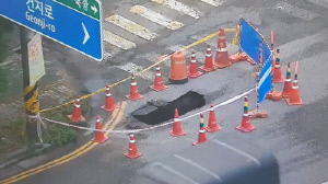 인천 석남동 도로서 땅꺼짐 발생…청소차 뒷바퀴 빠져