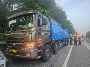 하동 남해고속도 쏟아진 플라스틱에 화물차-SUV 충돌…40대 숨져