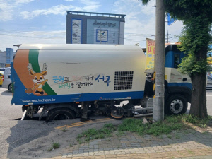 인천 석남동 도로서 땅꺼짐 발생…청소차 뒷바퀴 빠져