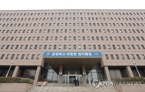 법무부, 광복절 맞아 체류기간 지난 동포에 합법 체류자격 부여