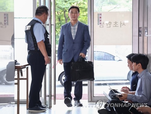 임성근 "진술 거부" 398번 반복…특검 "증거 파악하러 왔나"