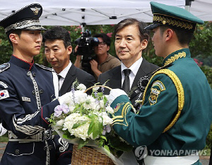 조국, 이르면 목요일 복당…주말부터 文 예방·盧 묘역 참배