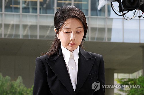김건희, 건강문제로 내일 특검 불출석…자필 사유서 내기로