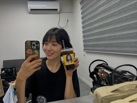 [SCin스타] 박신혜, 엄지원 커피차 선물에 ‘하트 애교’… 상큼 단발…
