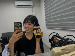 [SCin스타] 박신혜, 엄지원 커피차 선물에 ‘하트 애교’… 상큼 단발 비주얼