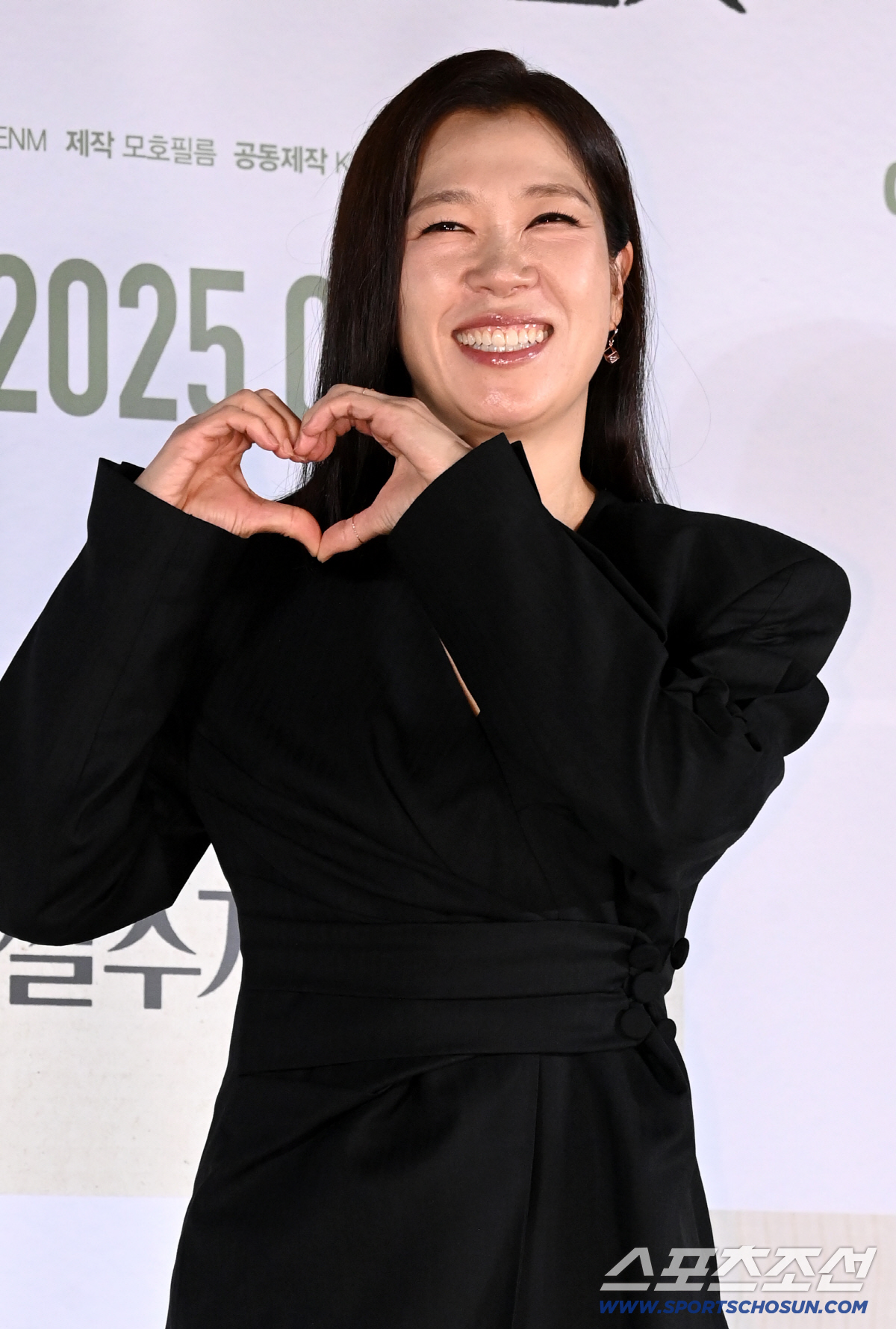 [포토] 염혜란, 다정한 미소로 하트