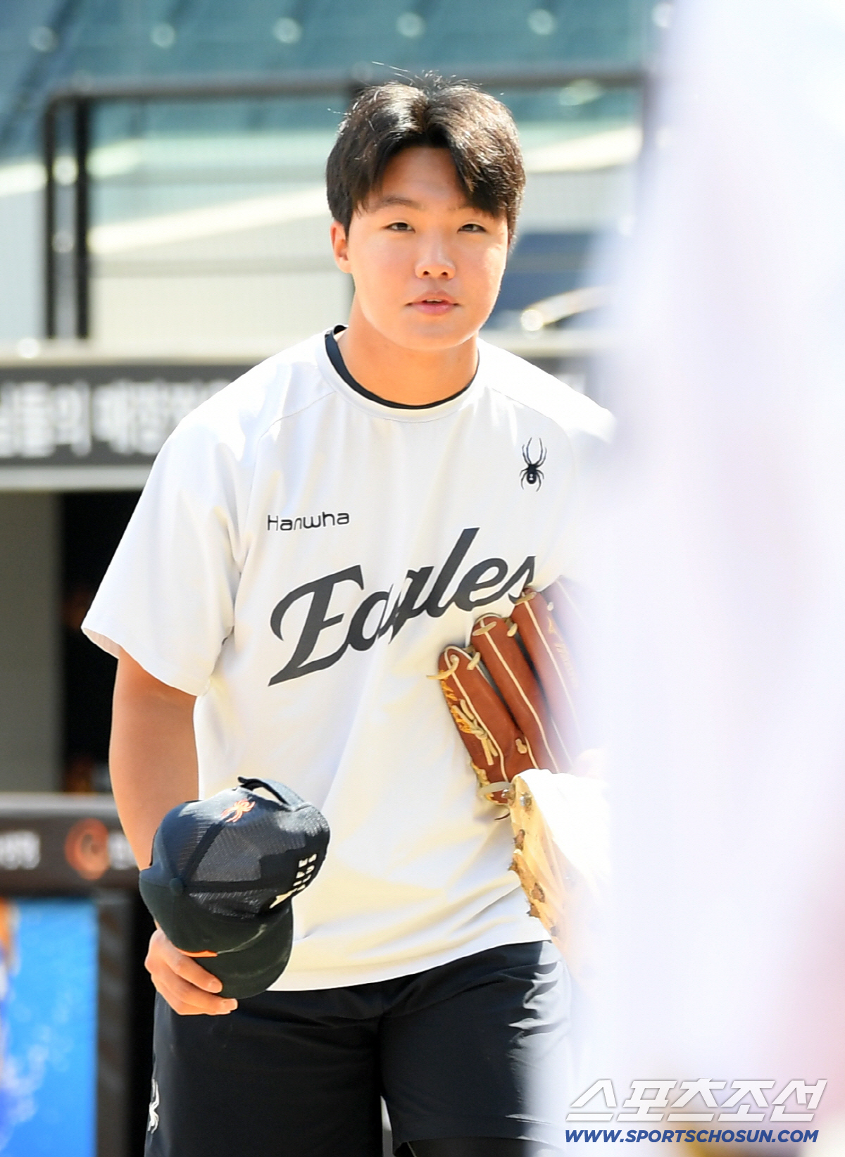 [포토] 인사성 밝은 한화 정우주