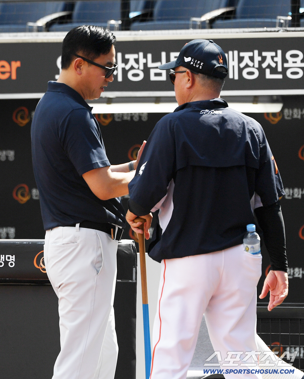 [포토] 김경문 감독 찾아간 최원호 해설위원 '반갑게 인사'