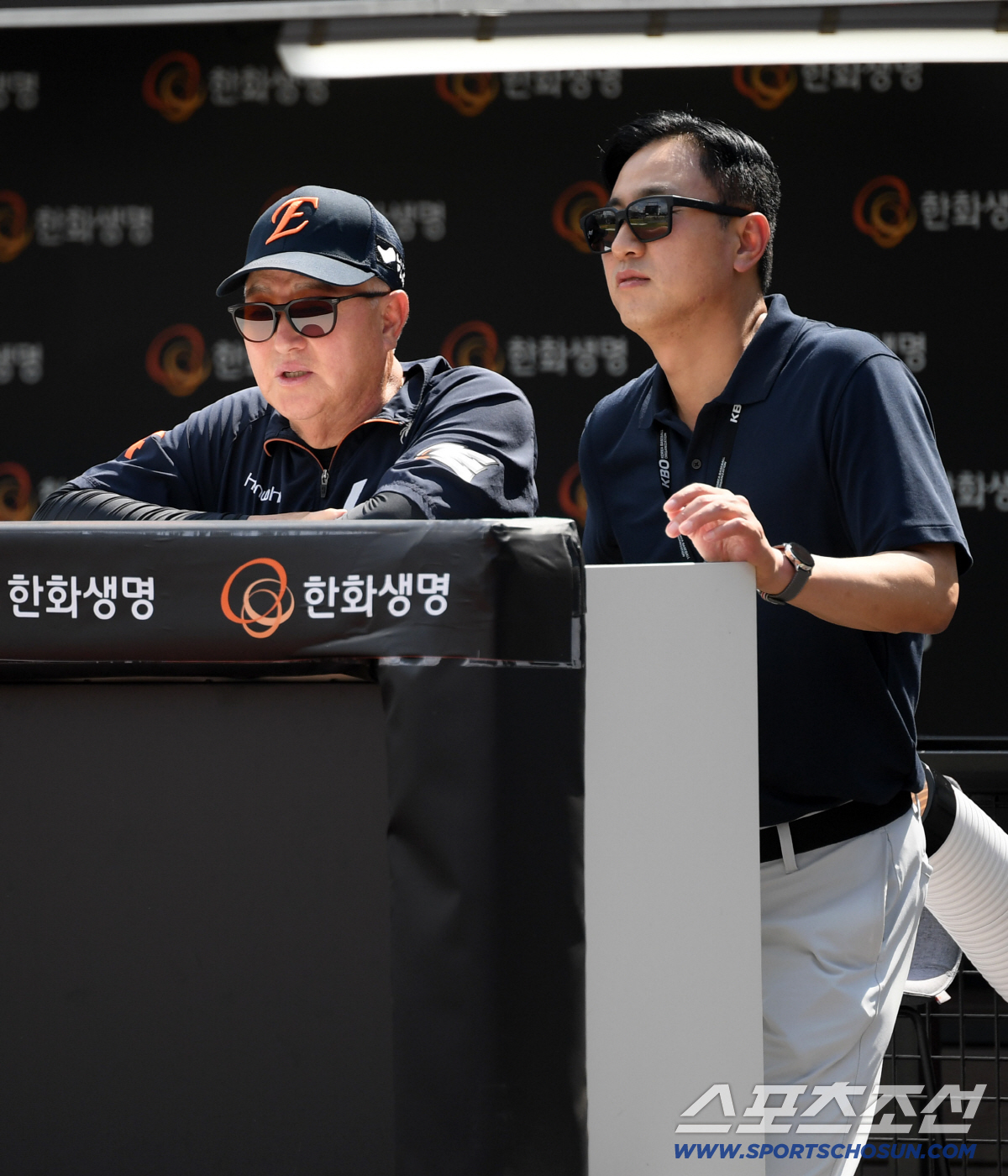 [포토] 김경문 감독-최원호 해설위원 '한화 훈련 지켜보며'
