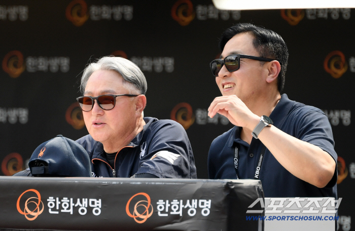 '잘나가는 한화 보며 미소' 김경문 감독 찾아가 반갑게 인사 나눈 최원호 전 감독[대전 현장]