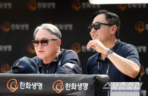 '잘나가는 한화 보며 미소' 김경문 감독 찾아가 반갑게 인사 나눈 최원호 전 감독[대전 현장]