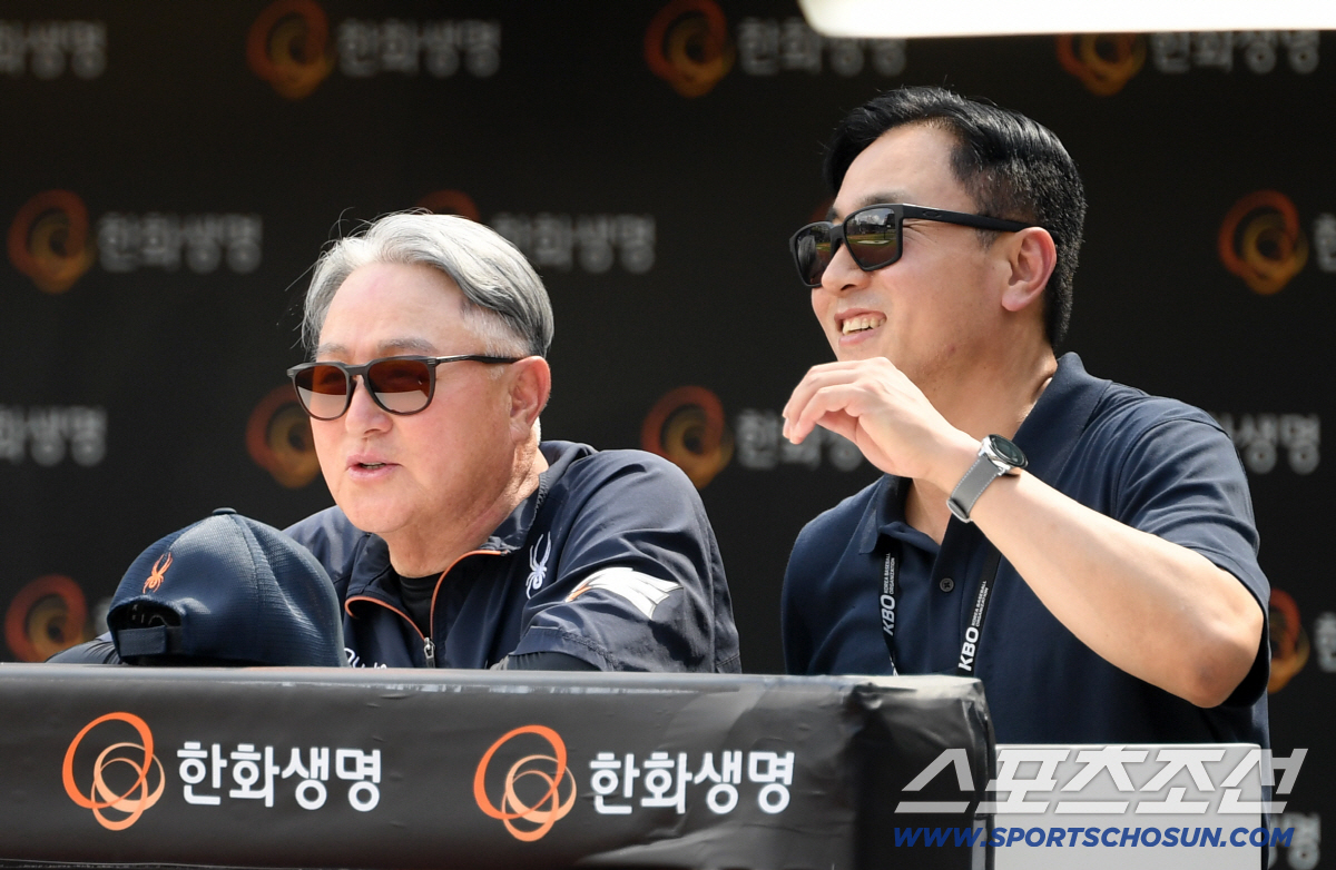 '잘나가는 한화 보며 미소' 김경문 감독 찾아가 반갑게 인사 나눈 최원호…