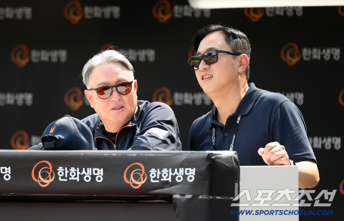 '잘나가는 한화 보며 미소' 김경문 감독 찾아가 반갑게 인사 나눈 최원호…