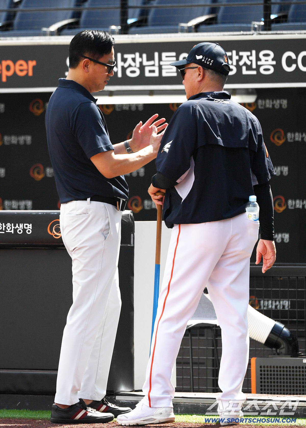 '잘나가는 한화 보며 미소' 김경문 감독 찾아가 반갑게 인사 나눈 최원호…