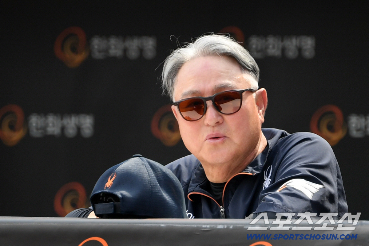 '잘나가는 한화 보며 미소' 김경문 감독 찾아가 반갑게 인사 나눈 최원호…