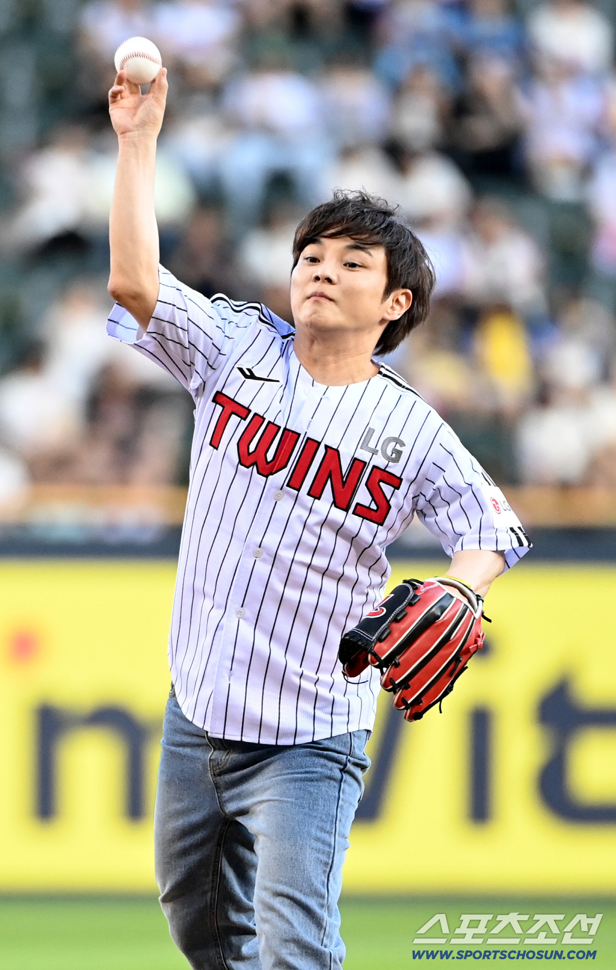 [포토] 마술사 최현우, LG 찐팬의 시구