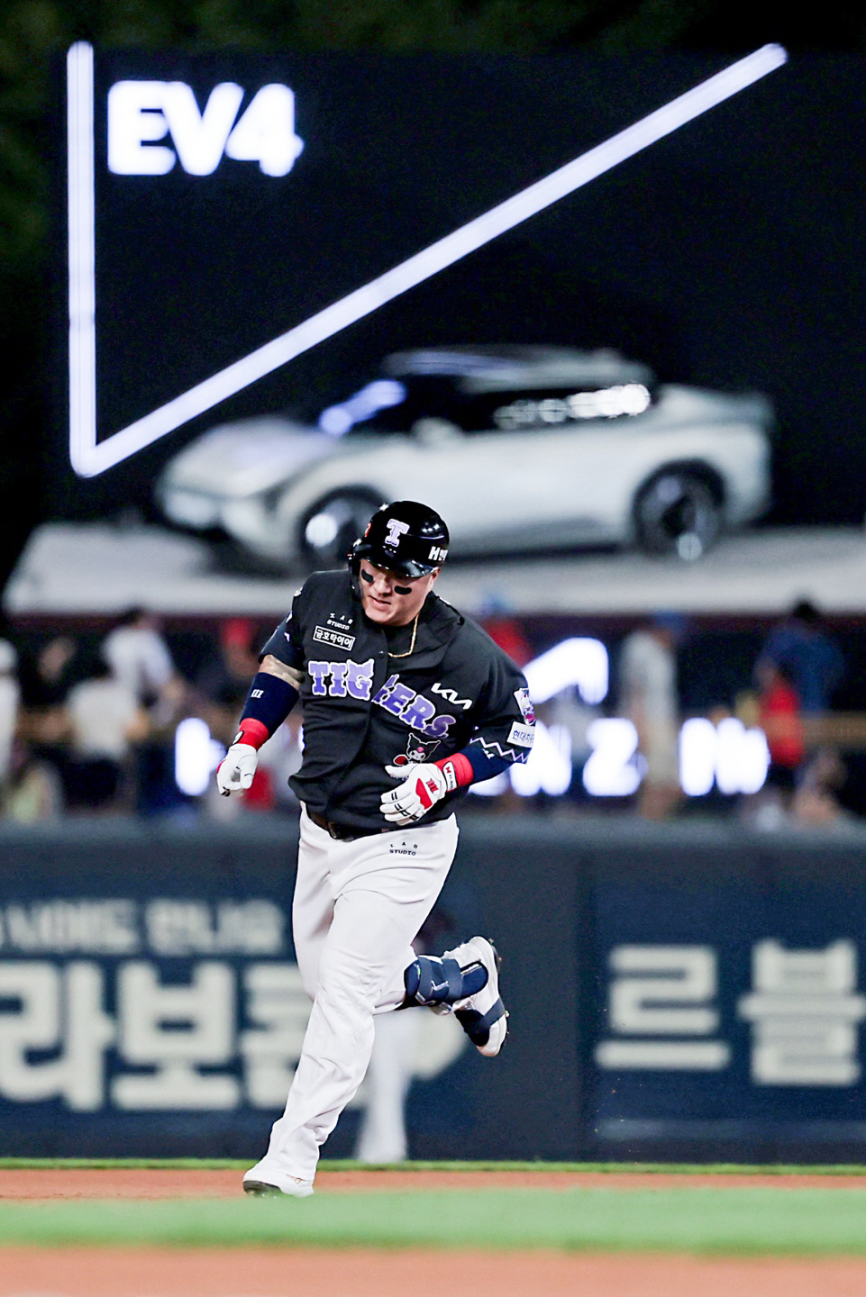 'FA 대박 암시?' 최형우 초대박...홈런 한방에 5000만원 벌었다,…