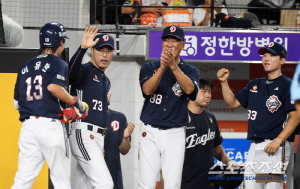 미친 곰 5연승, 독수리 날개 꺾었다! → 조성환 5할 달성! 두산, 한화에 6-5 역전쇼