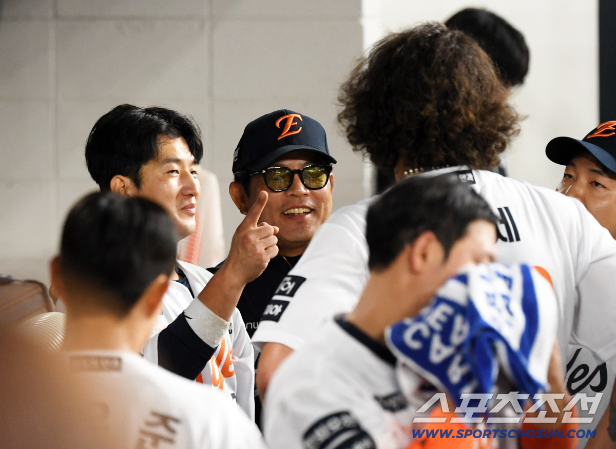 "폰세, NPB 돌아와주면 안될까?" 믿기지 않는 성적에 일본 언론도 깜…