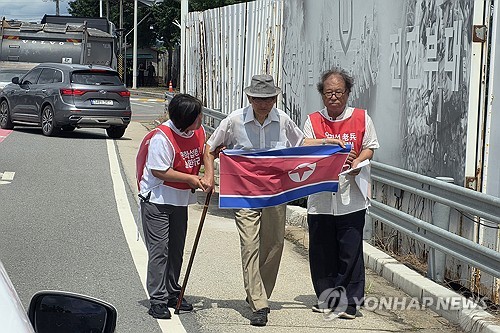 '북한 가겠다' 비전향장기수 안학섭, 통일대교 진입하다 군 제지로 발돌려