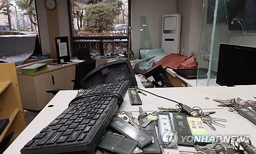 '서부지법 난동' 유리창 깨고 기물 파손한 30대 징역 3년6개월