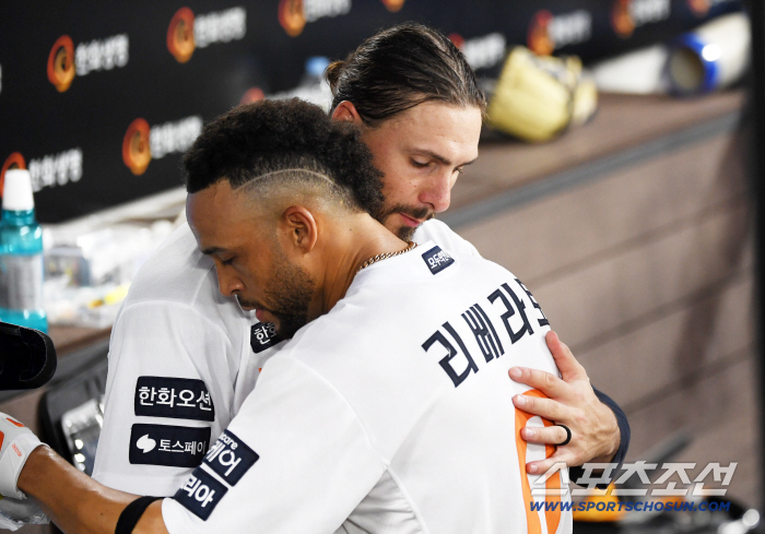'실책을 홈런으로 갚다' 경기 내내 미안해하던 리베라토 품은 와이스...가슴팍 가격 