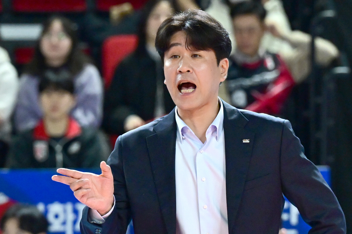'코치 위협 논란' 김종민 감독, 연맹 상벌위 "징계 여부 보류, 검찰 …