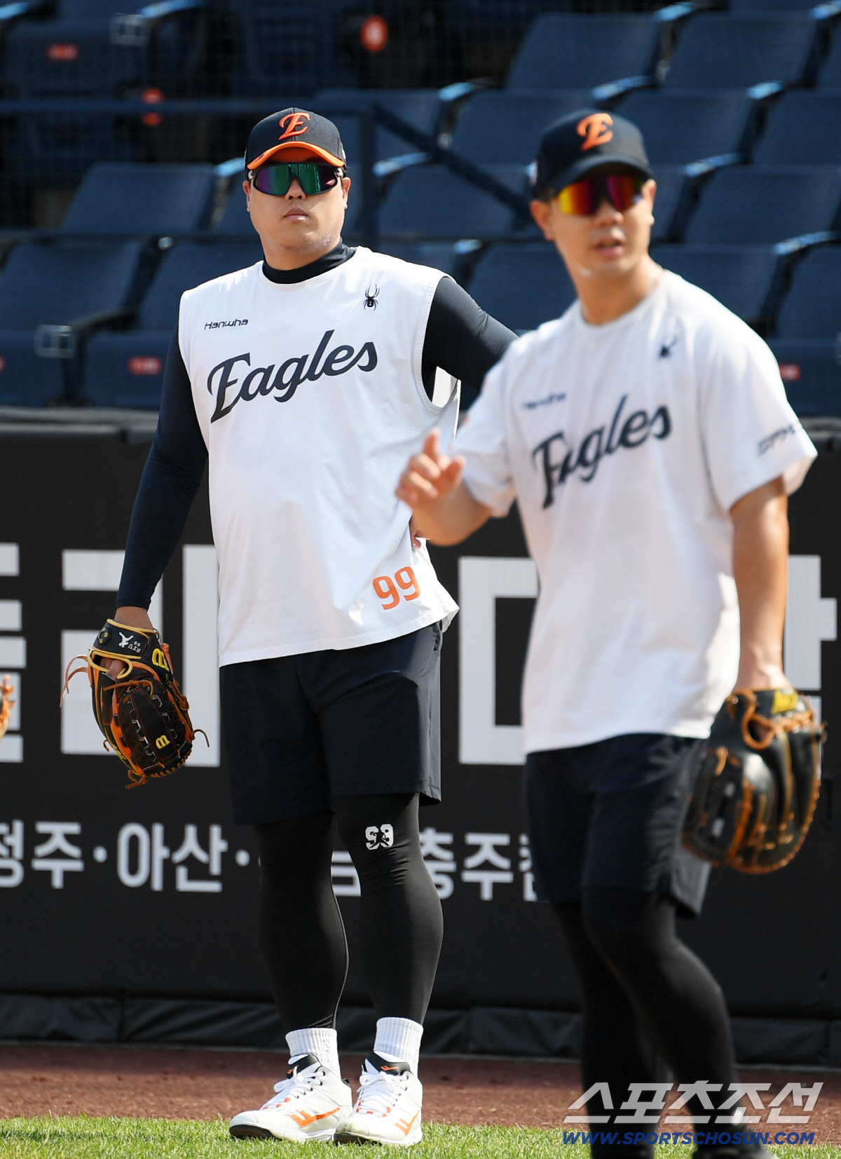 [포토] 류현진 '1루 베이스 뒤에서'