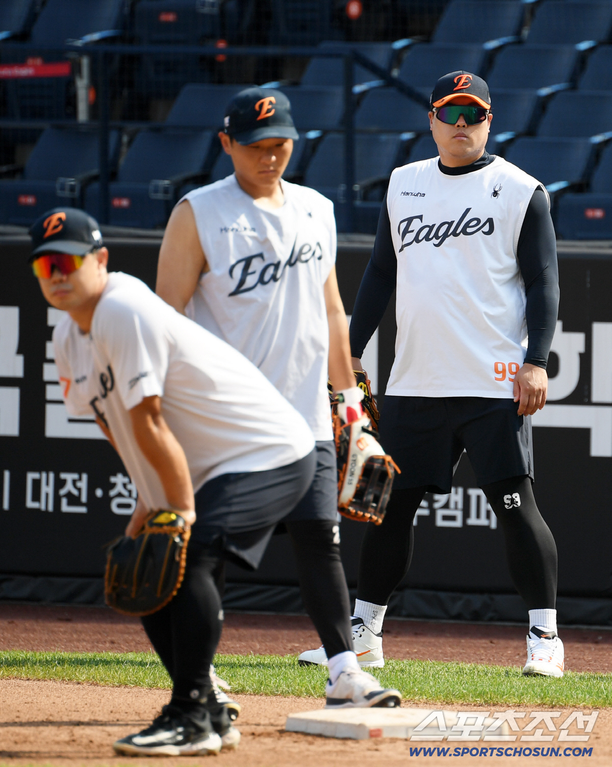 [포토] 류현진 '후배들 훈련 지켜보며'