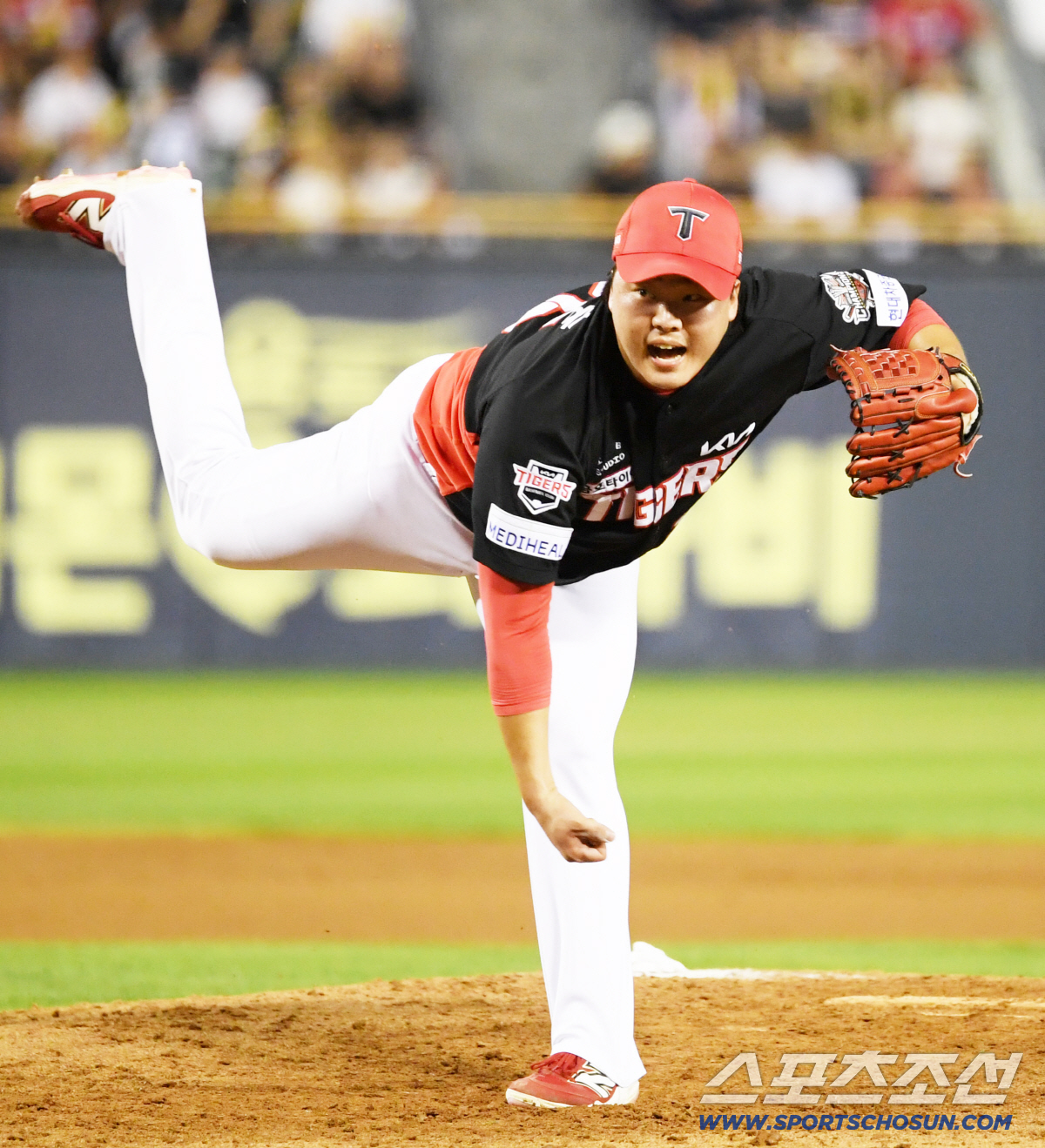 나오자마자 연속 11개 볼을 던진 충격, KIA 이적생 필승조 뭐가 문제…