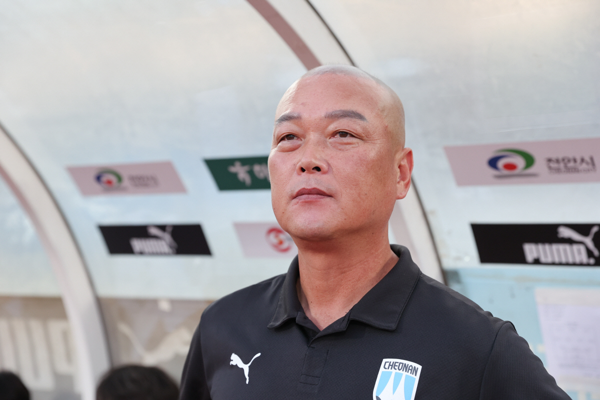 [오피셜]K리그2 '꼴찌' 천안, 김태완 감독 전격 사임…"팀 부진에 책…